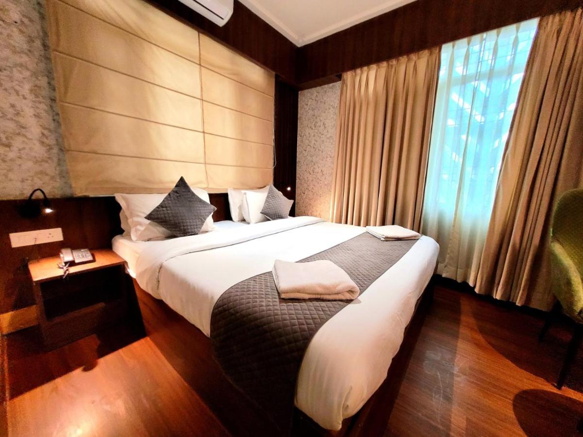 Hotel Royal Plaza Srinagar  Exterior photo